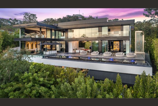 Featured photo from The Londonderry One