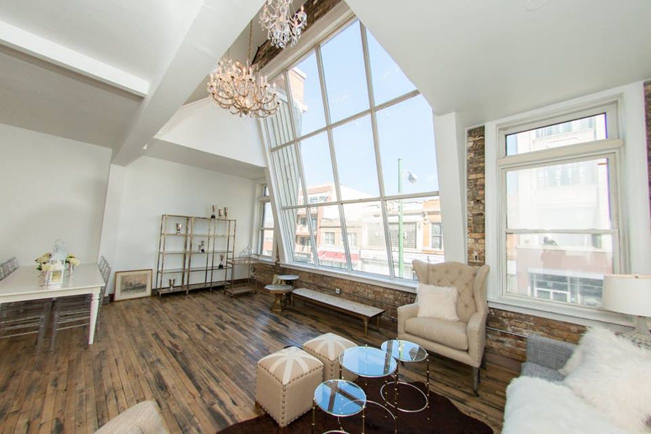 Open-space loft in Chicago with large paneled windows and a