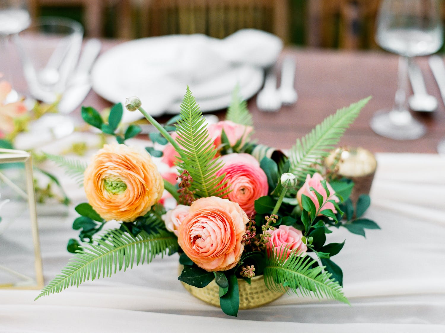 Our Favorite Tropical Wedding Centerpieces [Beach Optional] - PartySlate, image size:1500x1123