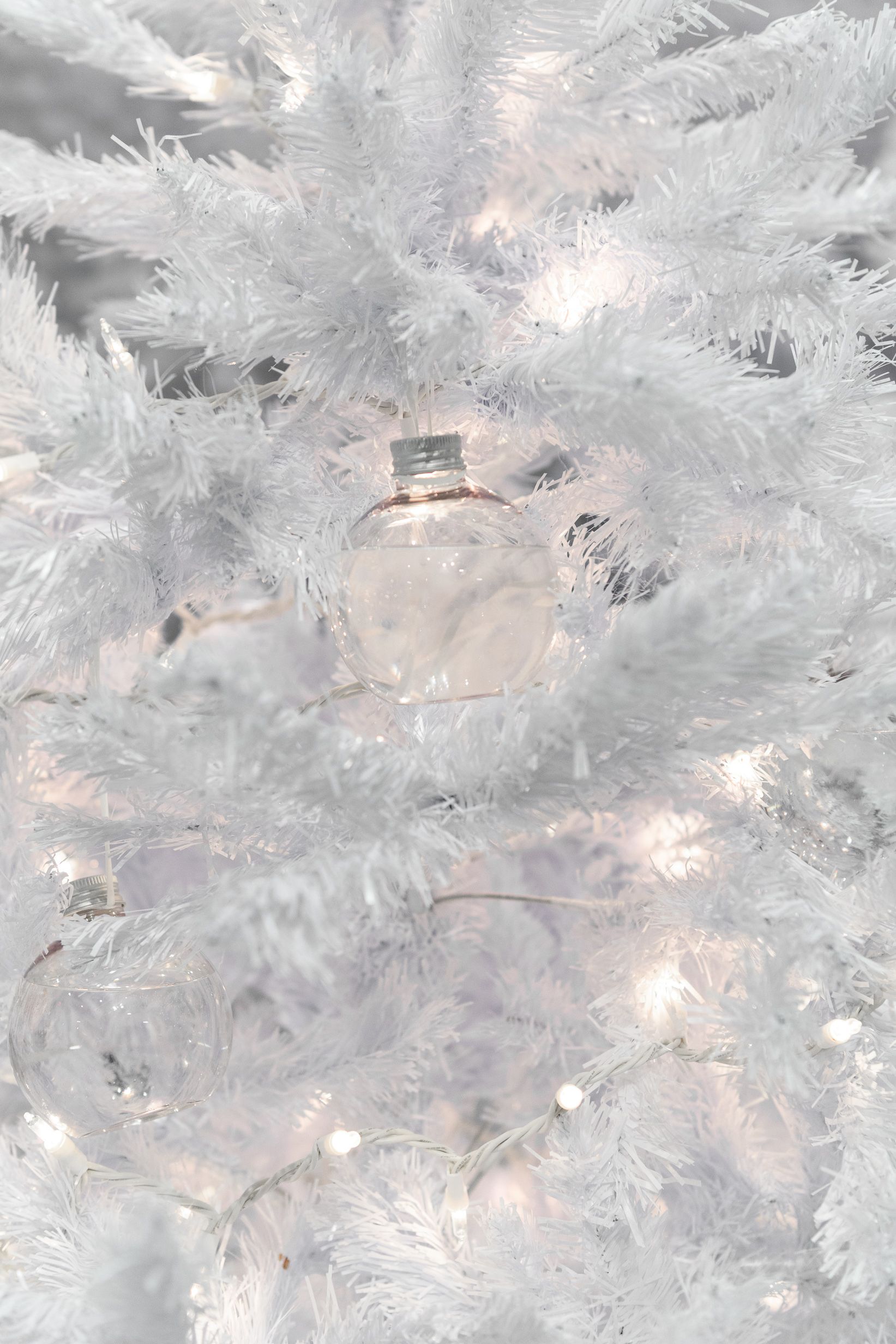 A white sign with different directions pointing to aprés ski, the matted snowman and snowball fight | PartySlate