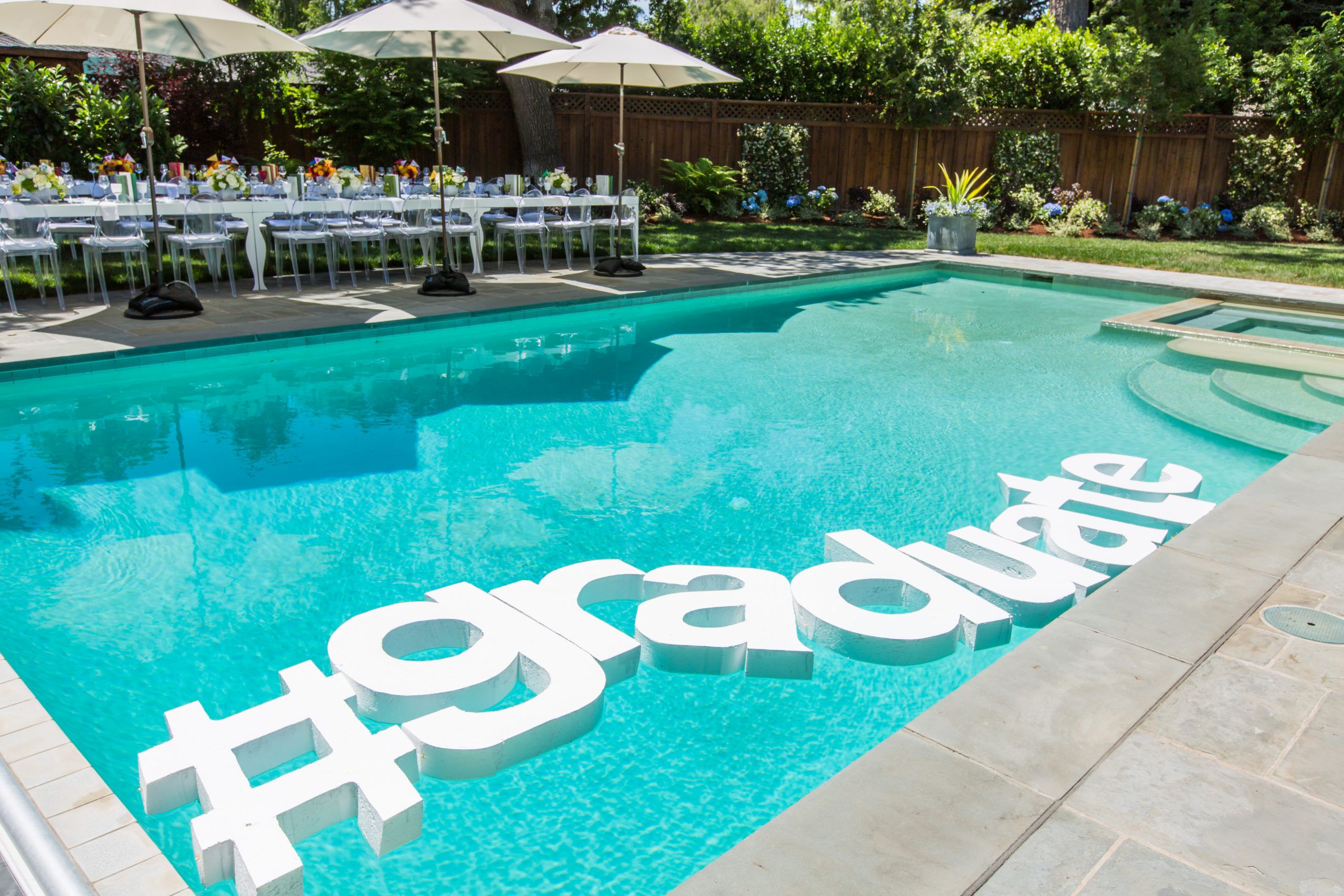 7 Backyard Graduation Party Ideas Your Teen Will Love - PartySlate, image size:2560x1707