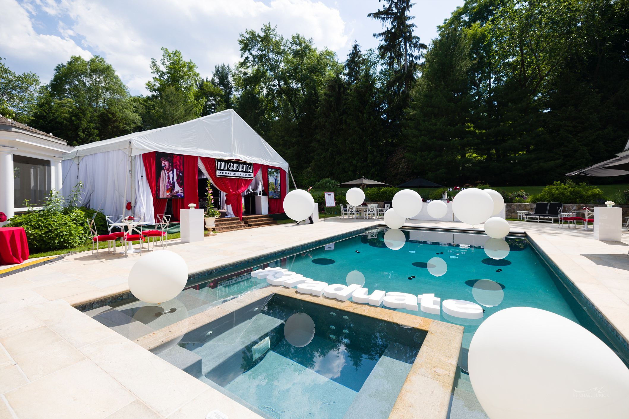 7 Backyard Graduation Party Ideas Your Teen Will Love - PartySlate, image size:2118x1412