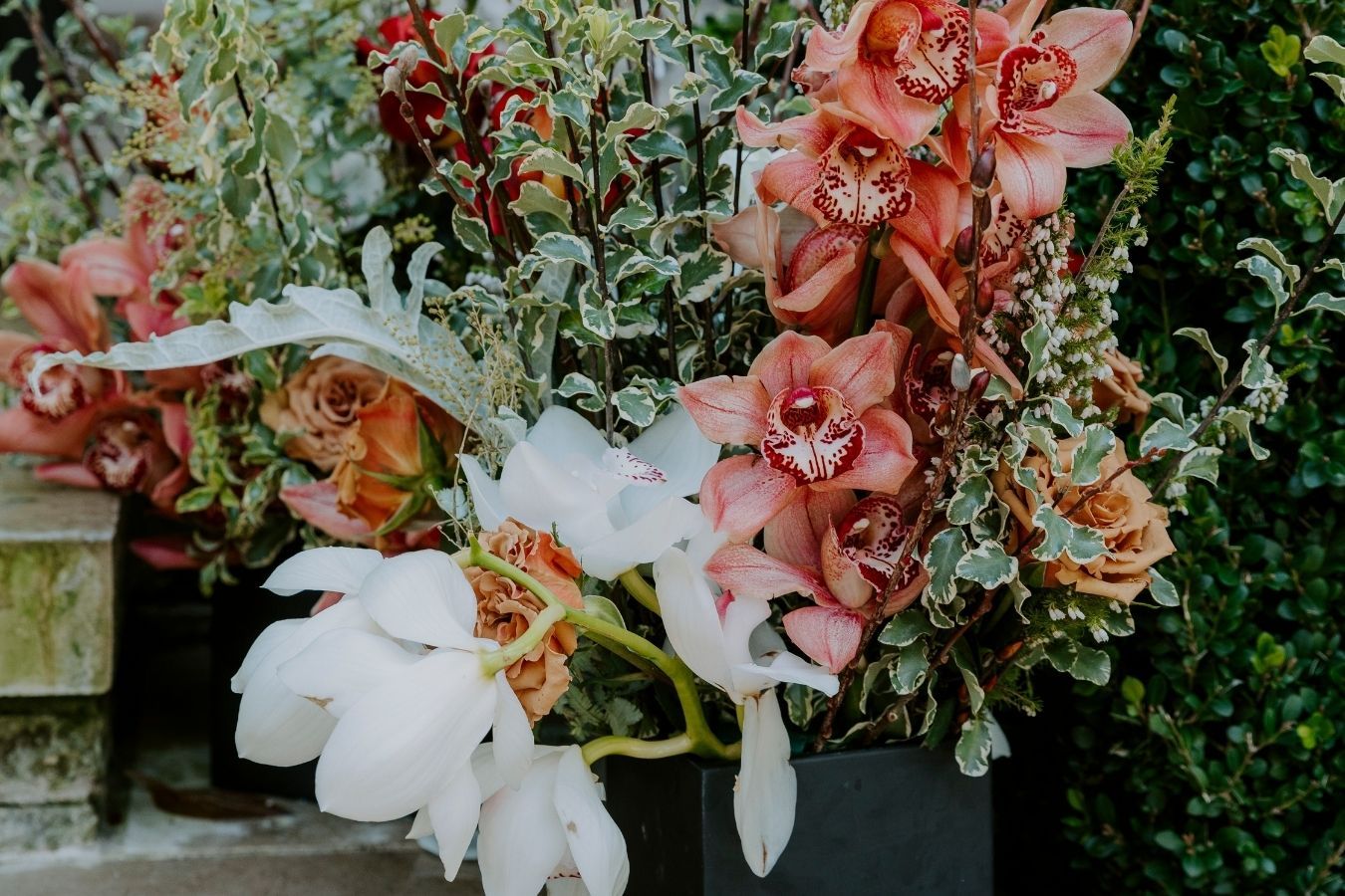 Green, white, and coral floral centerpiece | PartySlate
