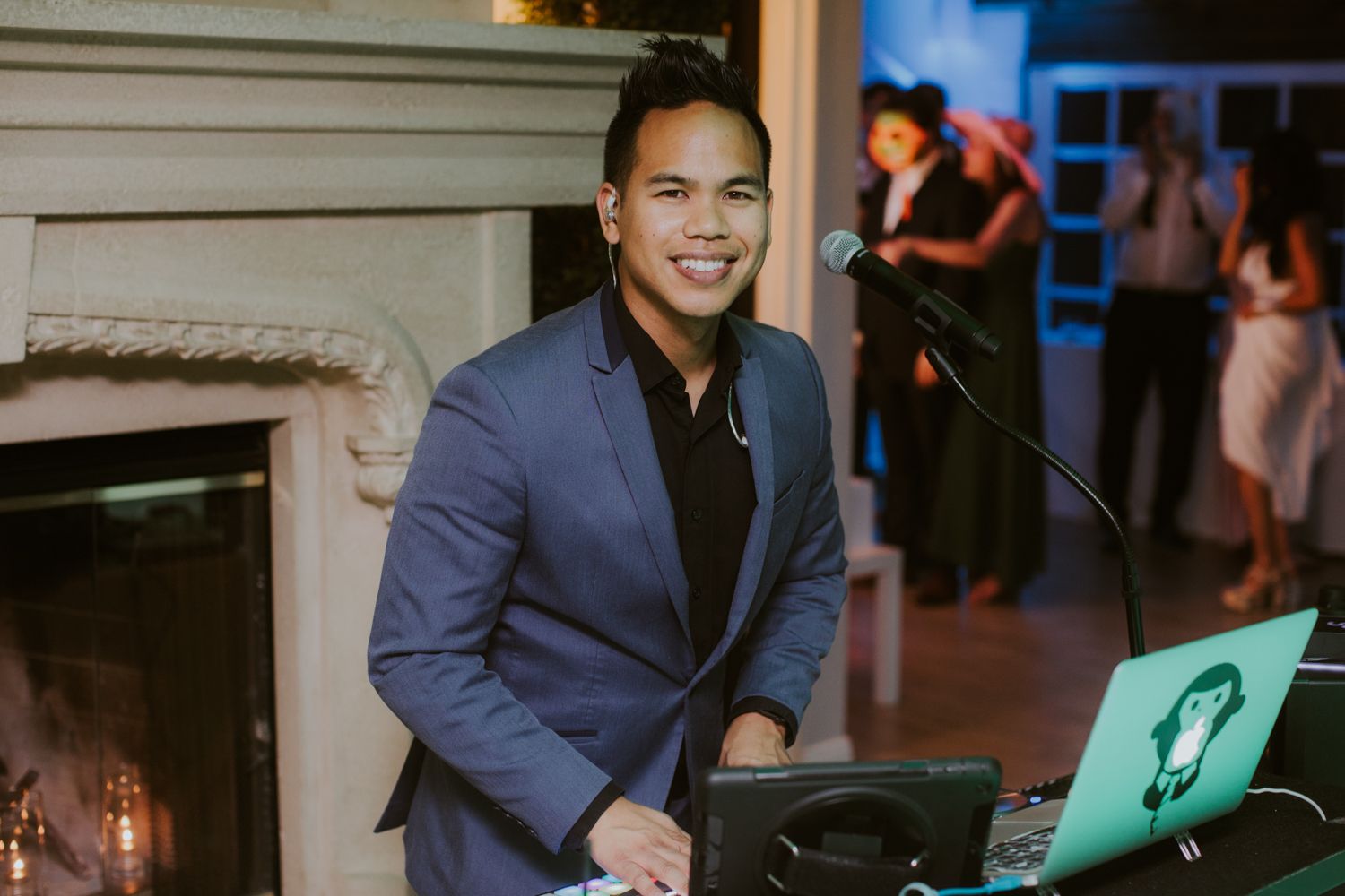 DJ MOJOE emcees and performs at wedding | PartySlate
