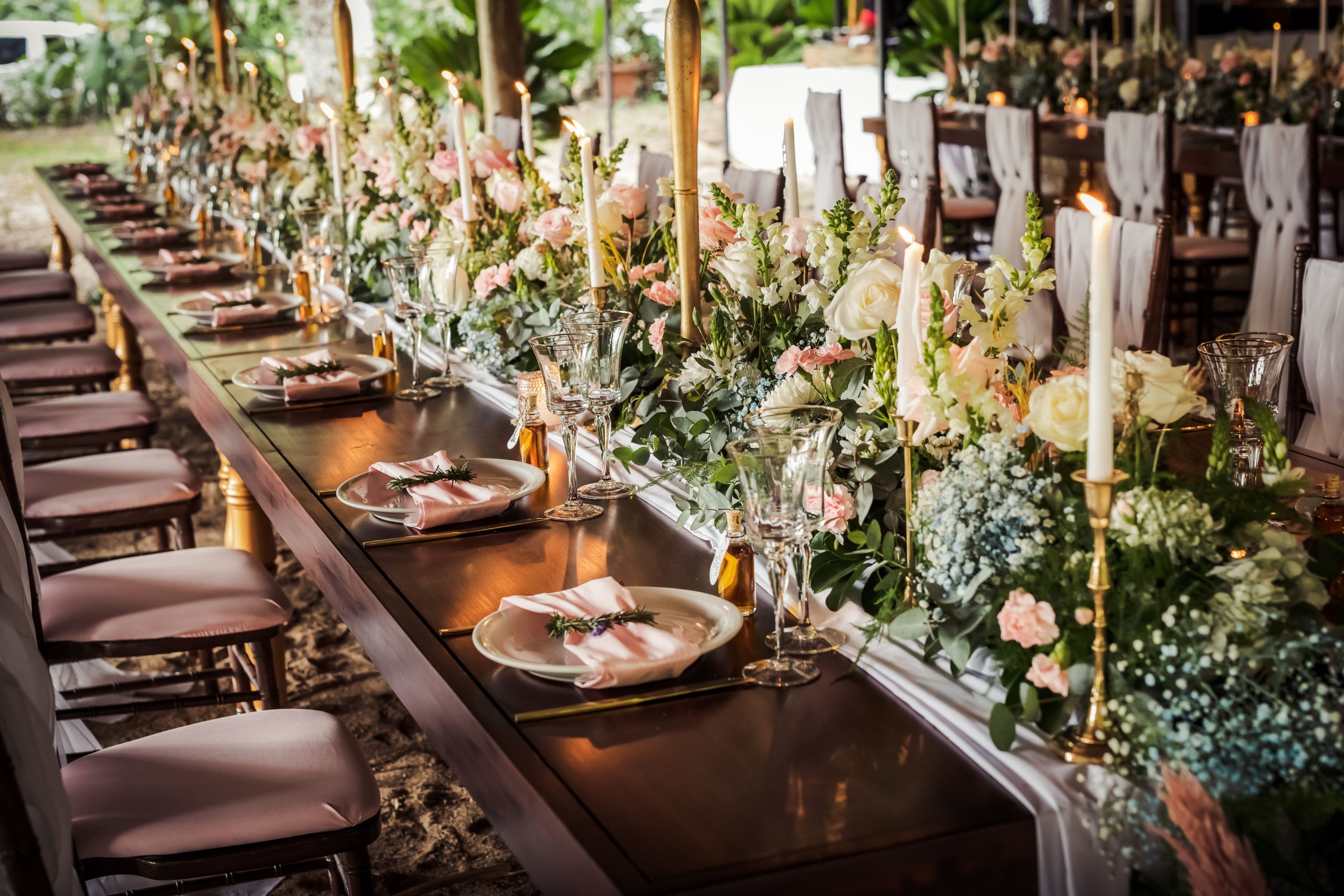 Wedding kings table with vase-less wedding centerpieces | PartySlate
