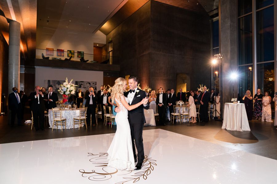 Charming Wedding at the Museum of Modern Art in Fort Worth, Texas | PartySlate