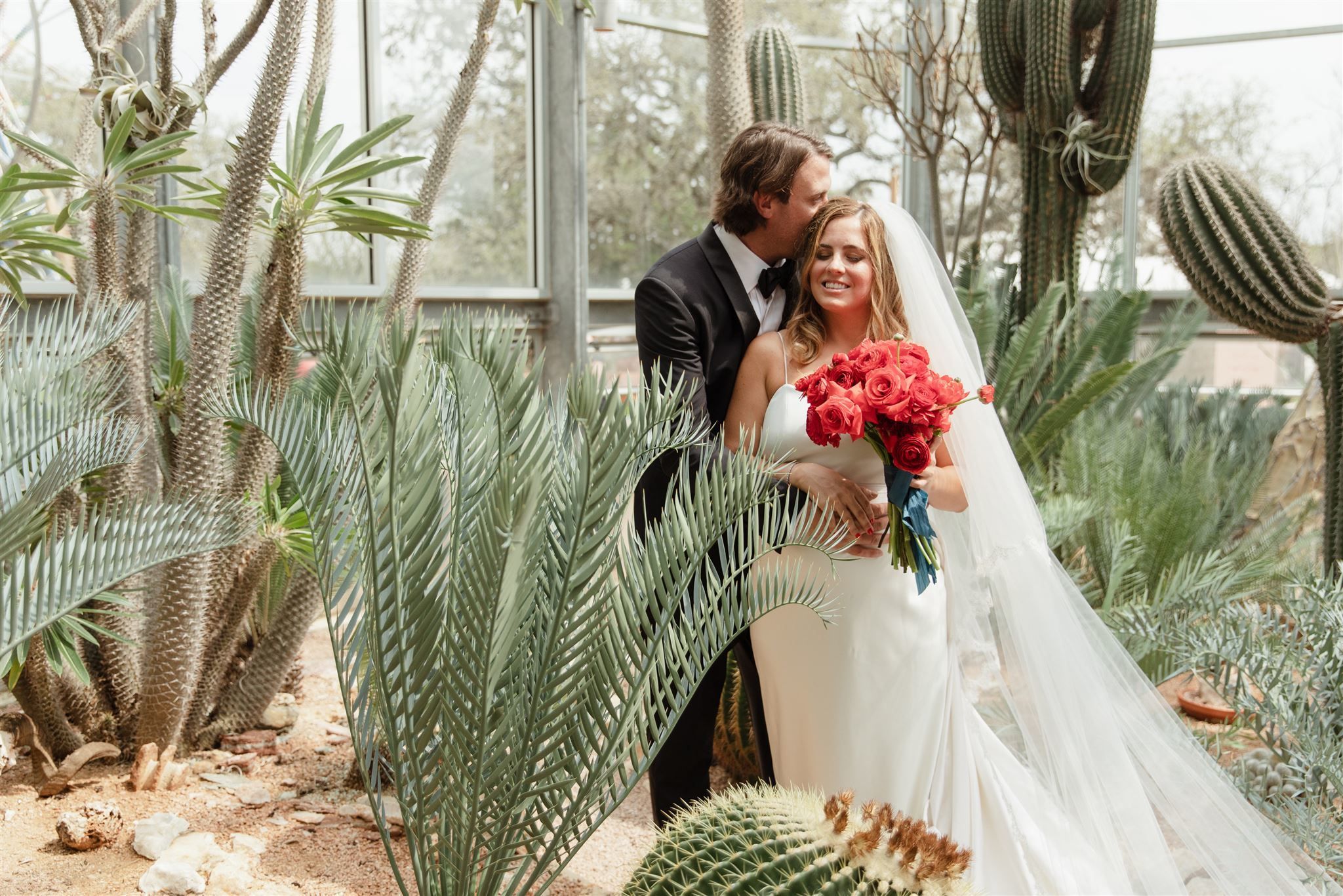 colorful wedidng at The Greenhouse at Driftwood in austin | PartySlate