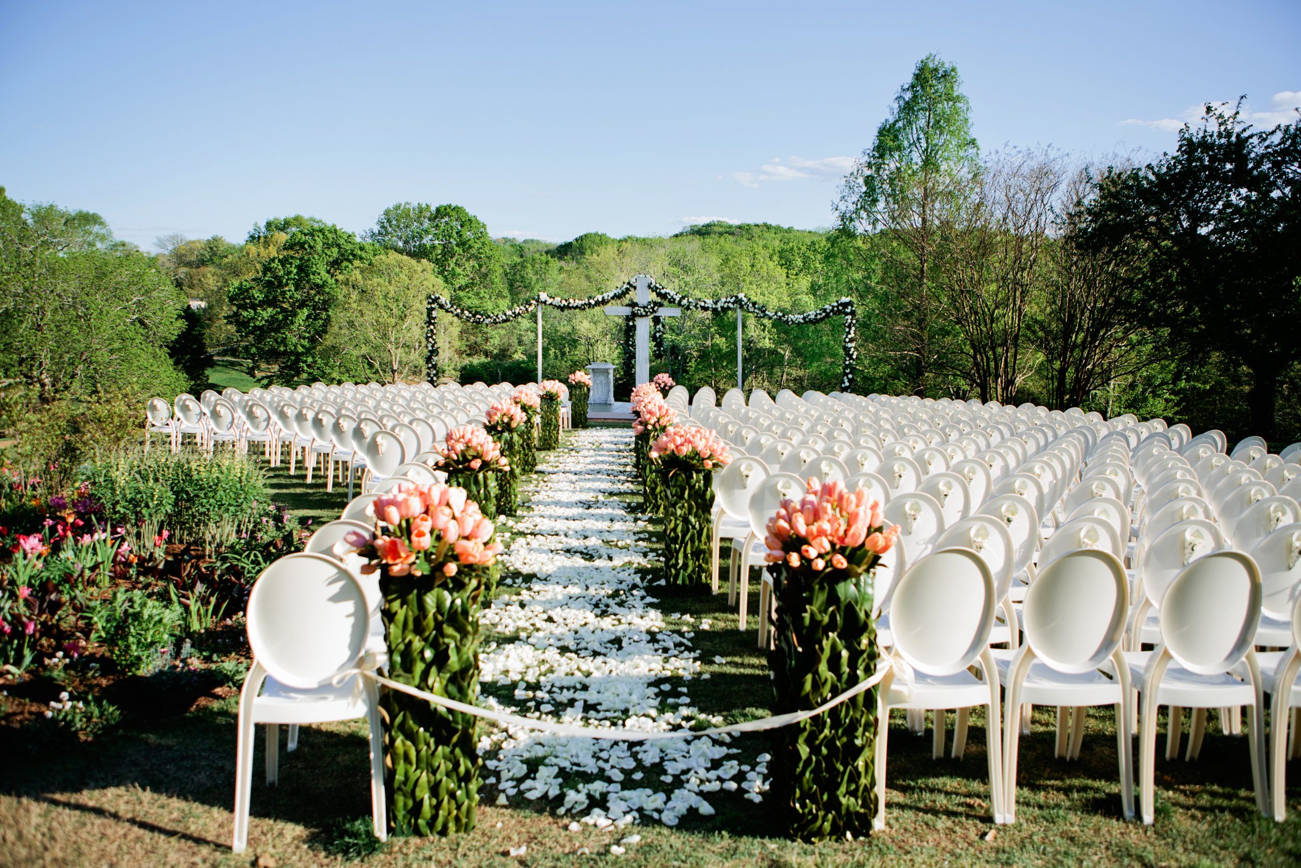 Garden Themed Spring Wedding at Cheekwood Botanical Garden & Museum of Art in Nashville | PartySlate