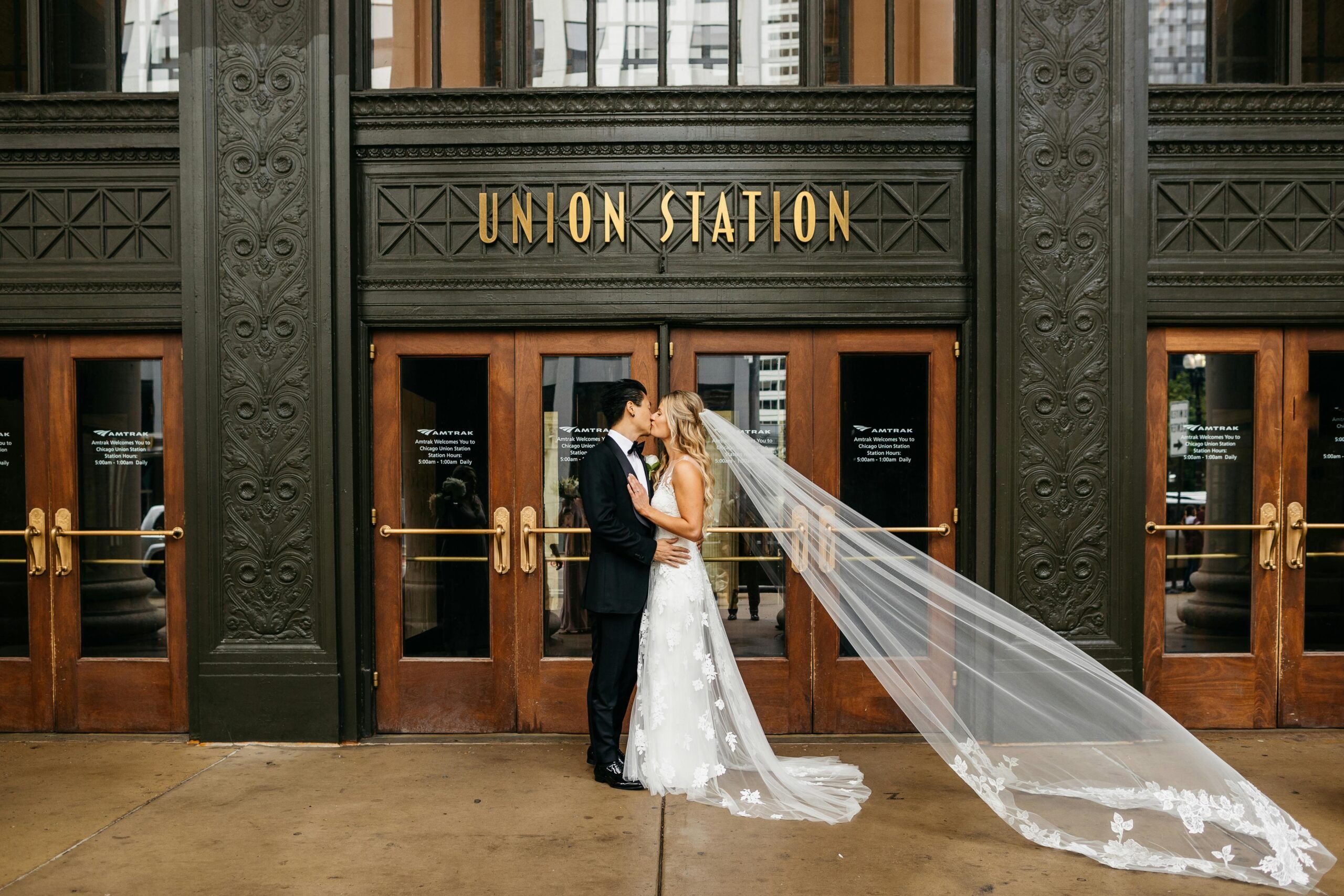 Luxury Outdoor Chicago Wedding at Lincoln Park Zoo
