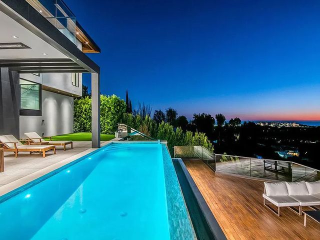 Featured photo from The Linda Two