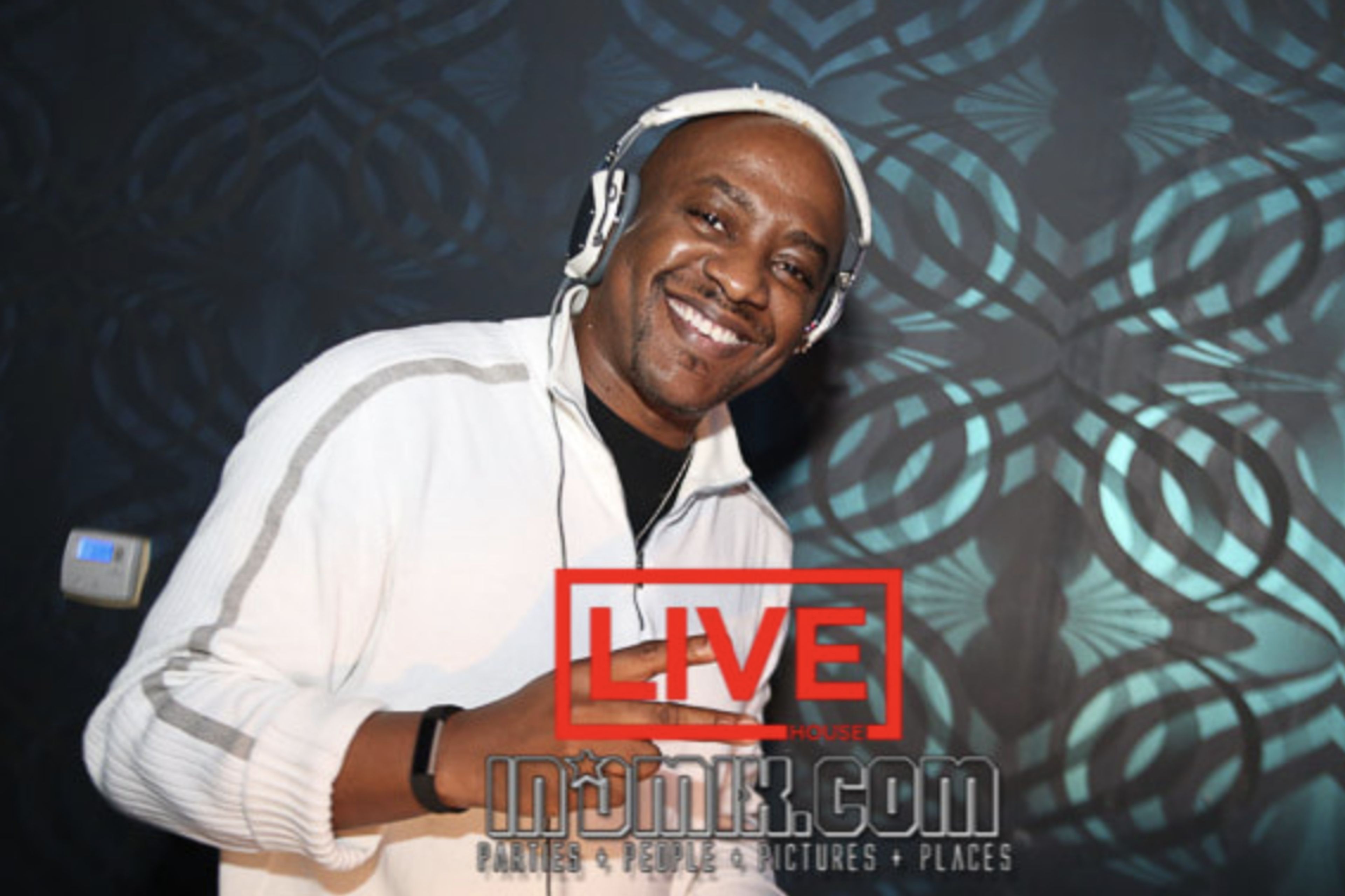 Cover photo of DJ Tunes