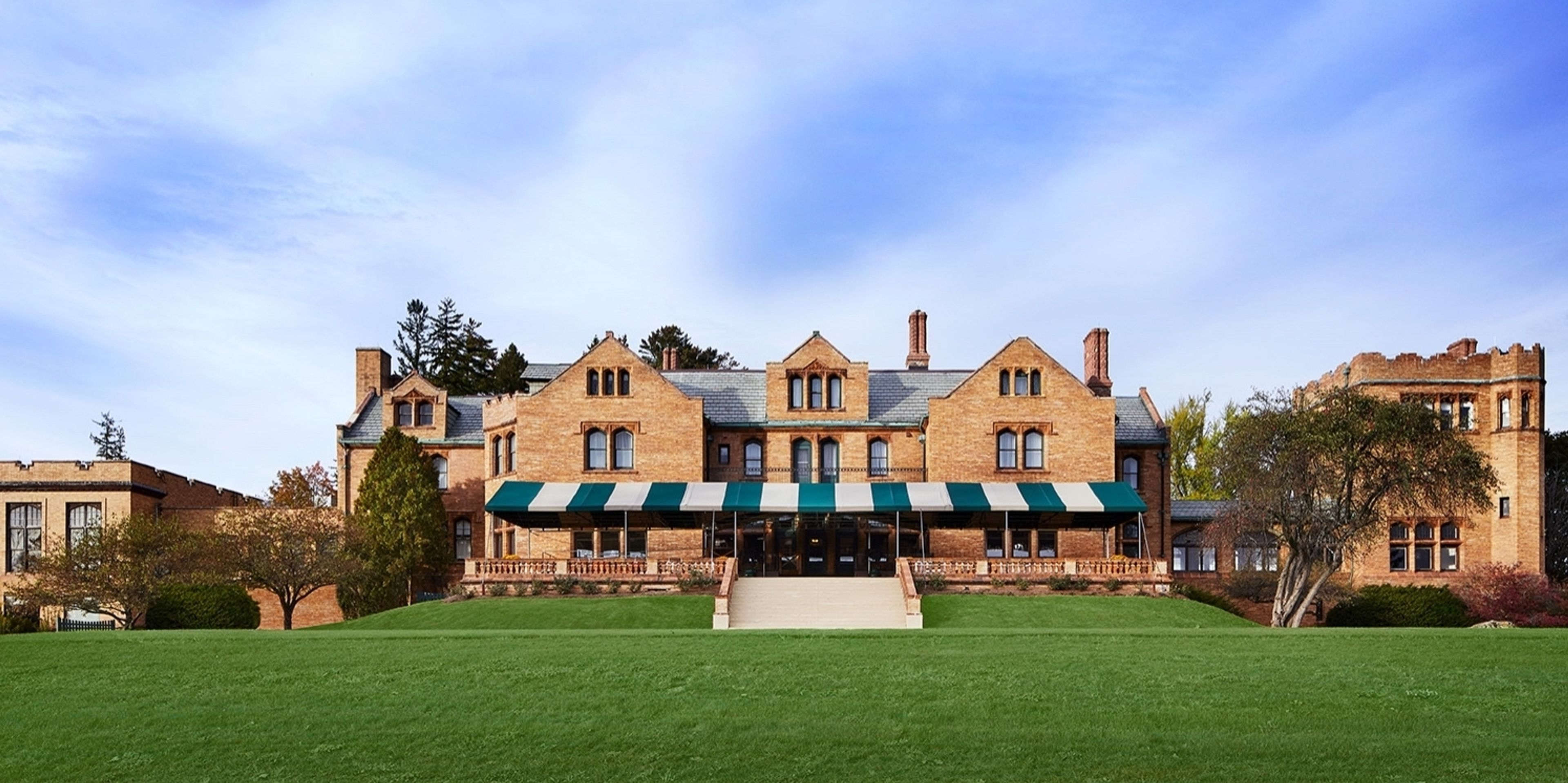 Cover photo of Wyndhurst Manor & Club