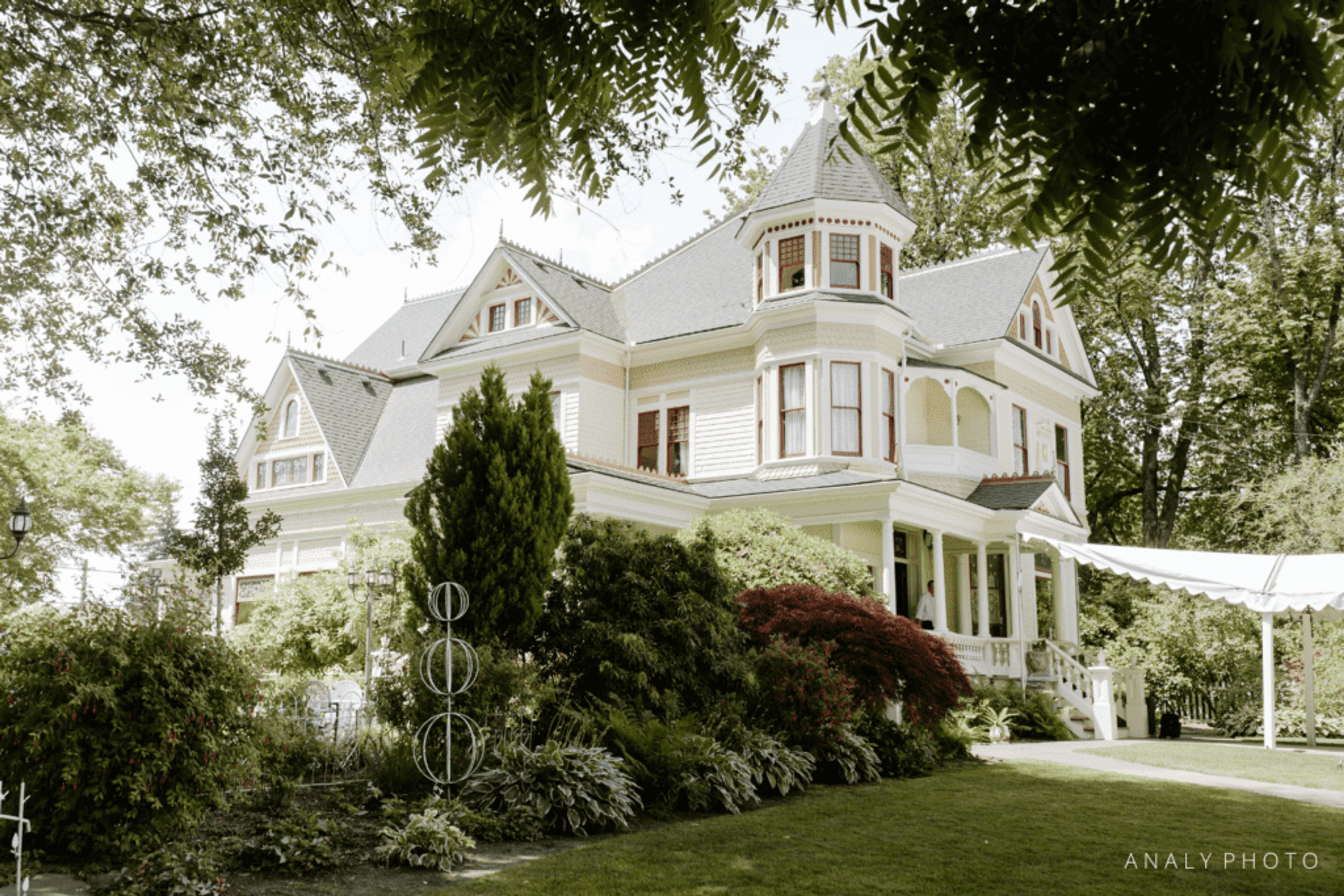 Cover photo of Victorian Belle Weddings and Events