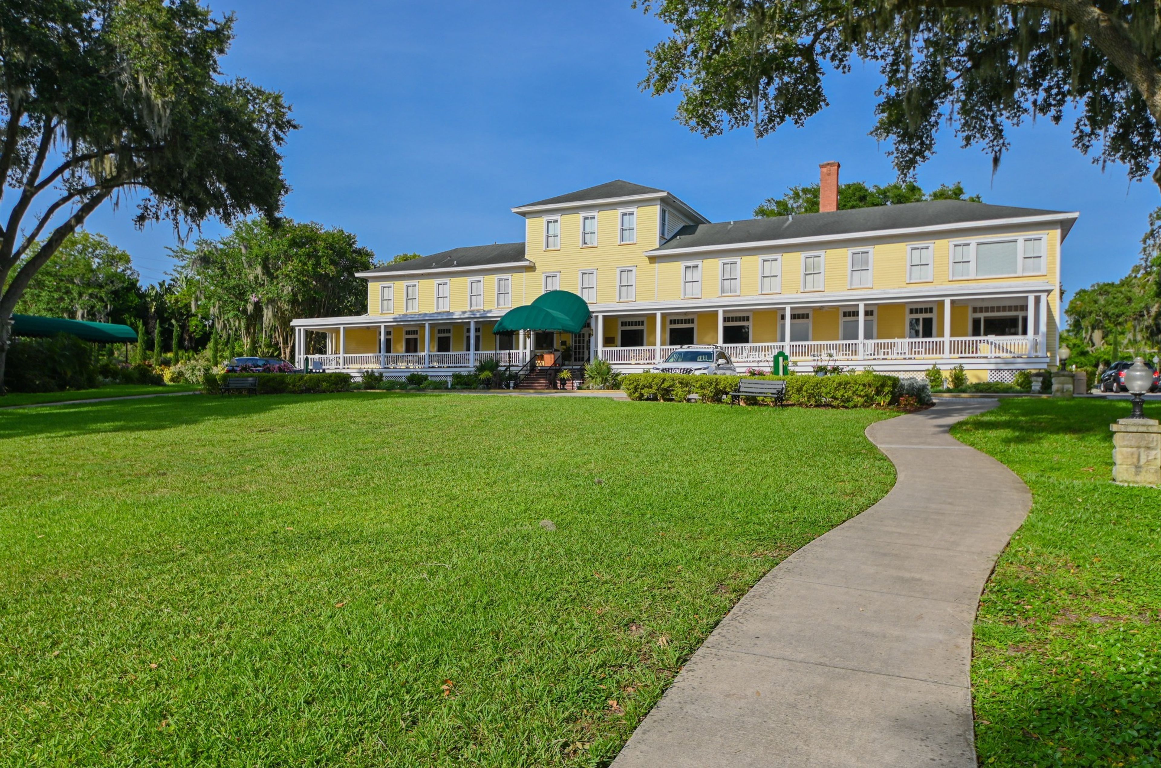 Cover photo of Lakeside Inn