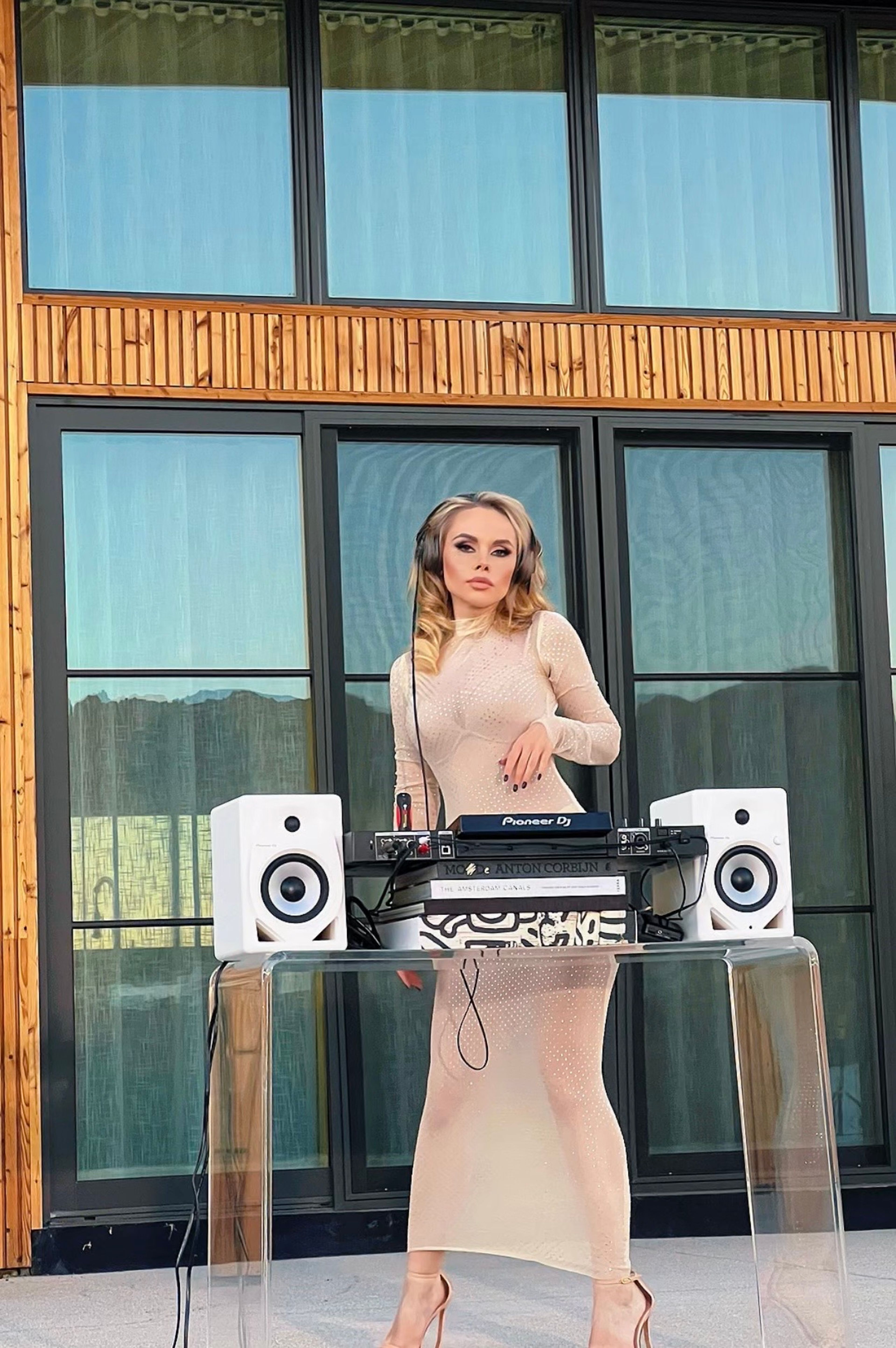 Cover photo of Nina Litina