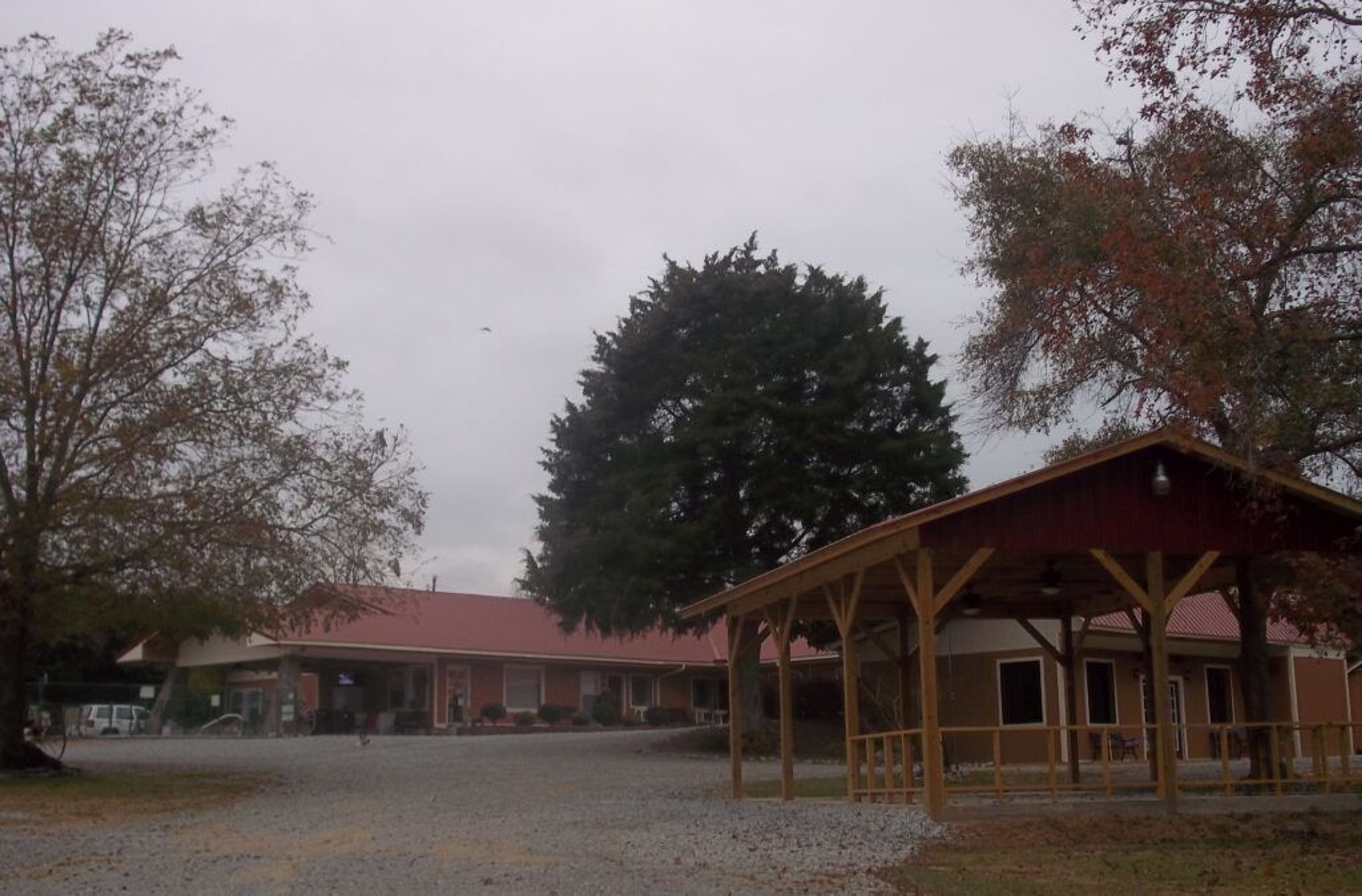 Featured photo from Bay Springs Country Inn & Marina