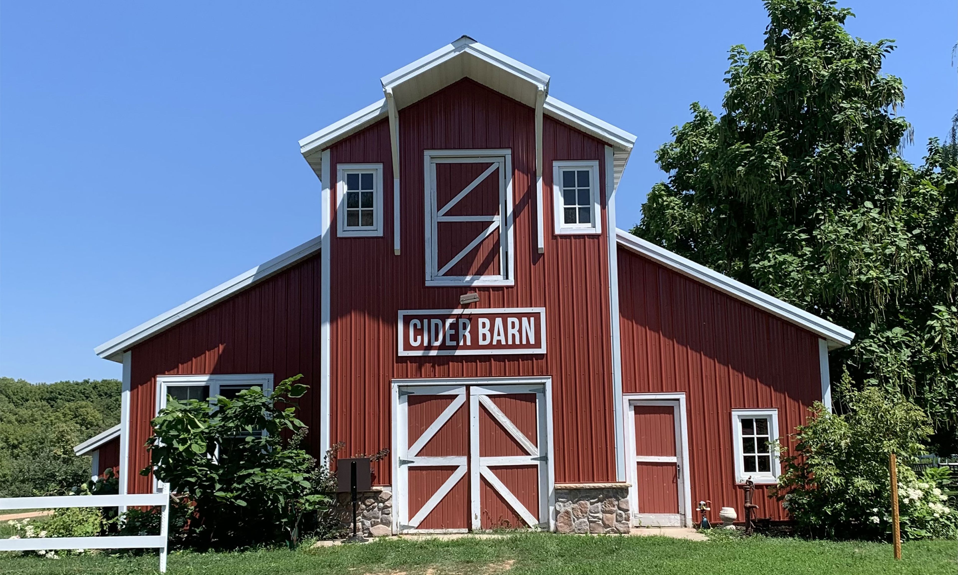 Featured photo from Minnesota Harvest Apple Orchard