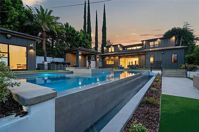 Featured photo from The Zelzah One