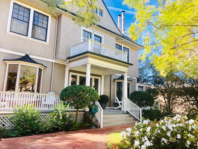 Featured photo from De La Vina Inn