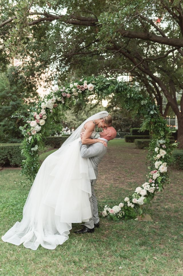 Featured photo from Outdoor Wedding With Gold Accents