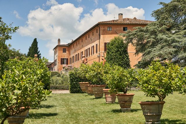 Featured photo from Elegant country-style wedding in Tuscany
