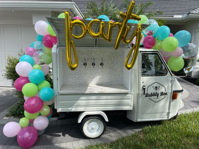 Featured photo from Bubbly Bee Birthday