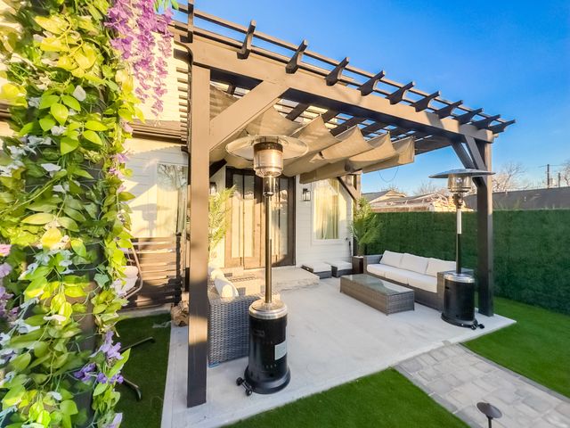 Featured photo from Chateaux Noire