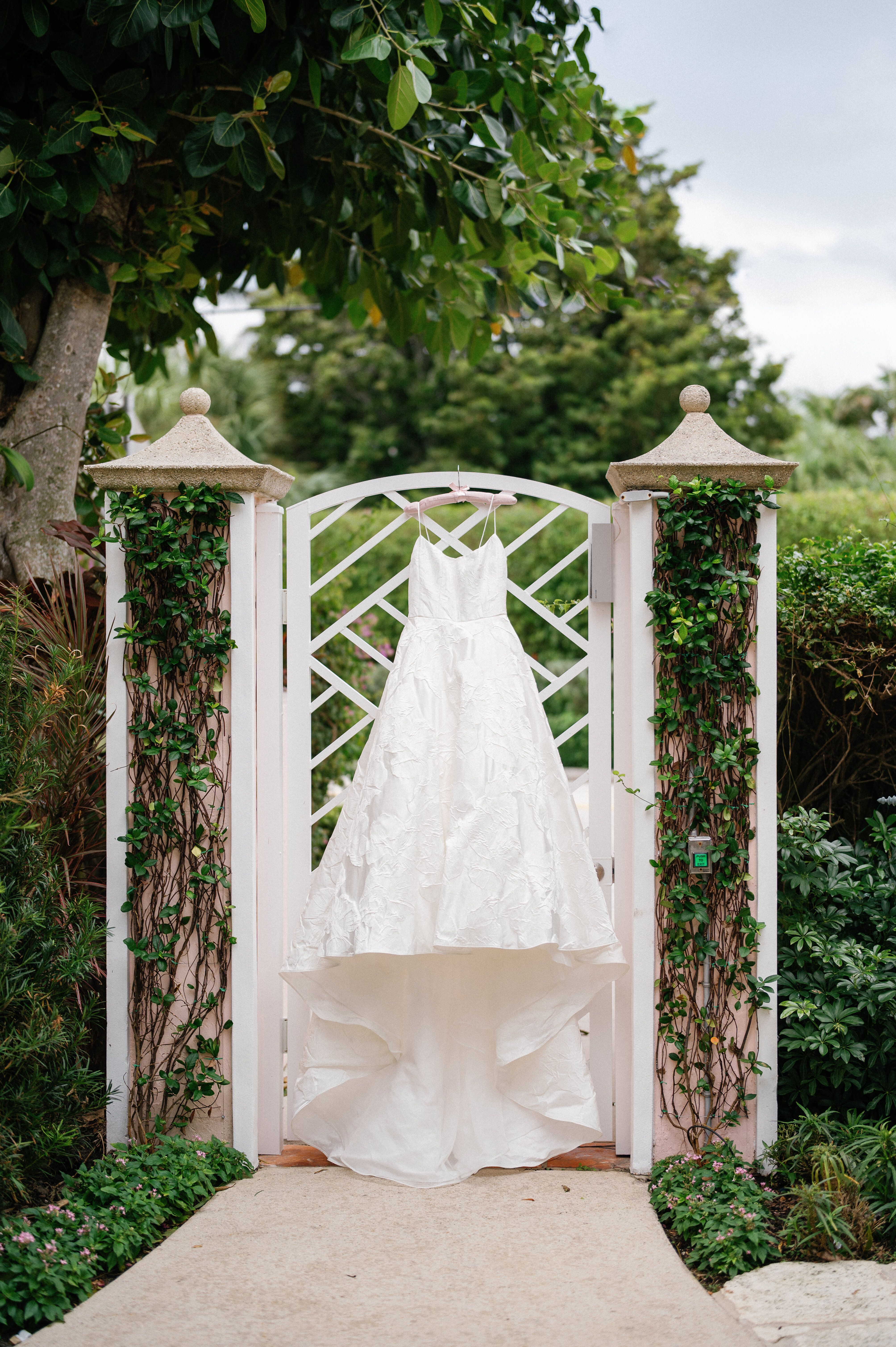 Preppy Palm Beach Wedding Day | The Colony Palm Beach | PartySlate Preppy Palm Beach Wedding Day | The Colony Palm Beach | PartySlate