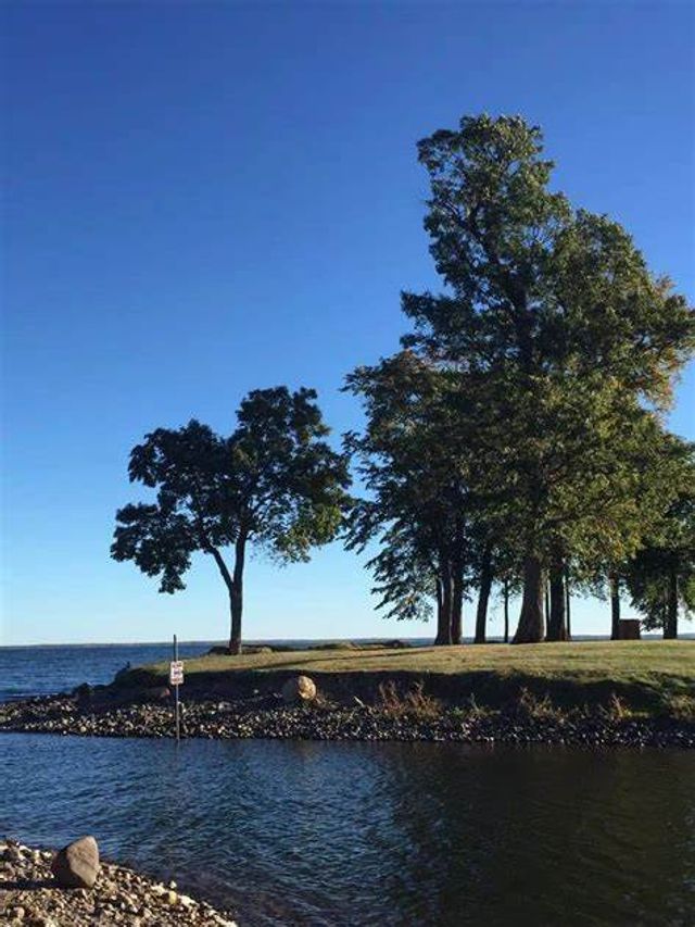 Featured photo from Lakefront @ Izatys