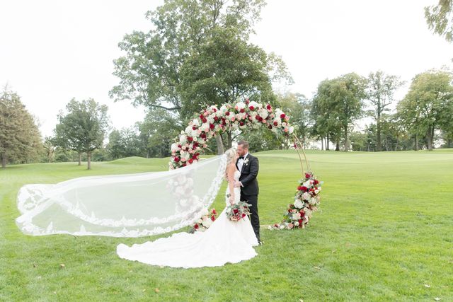 Featured photo from Jessica Murray & Matthew Baechle 2021