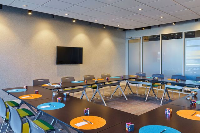 Featured photo from Tactic Meeting Room