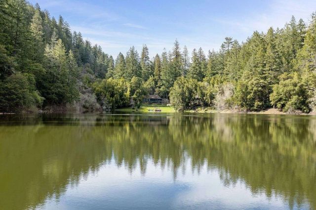 Featured photo from Lakeside Lawn Ceremony Site